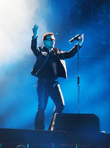 Bono agita o público
