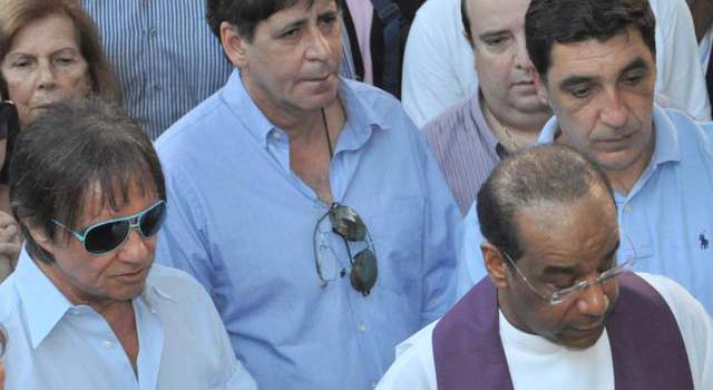 Emocionado Roberto Carlos acompanha enterro de sua filha Ana Paula. AgNews - O Fuxico