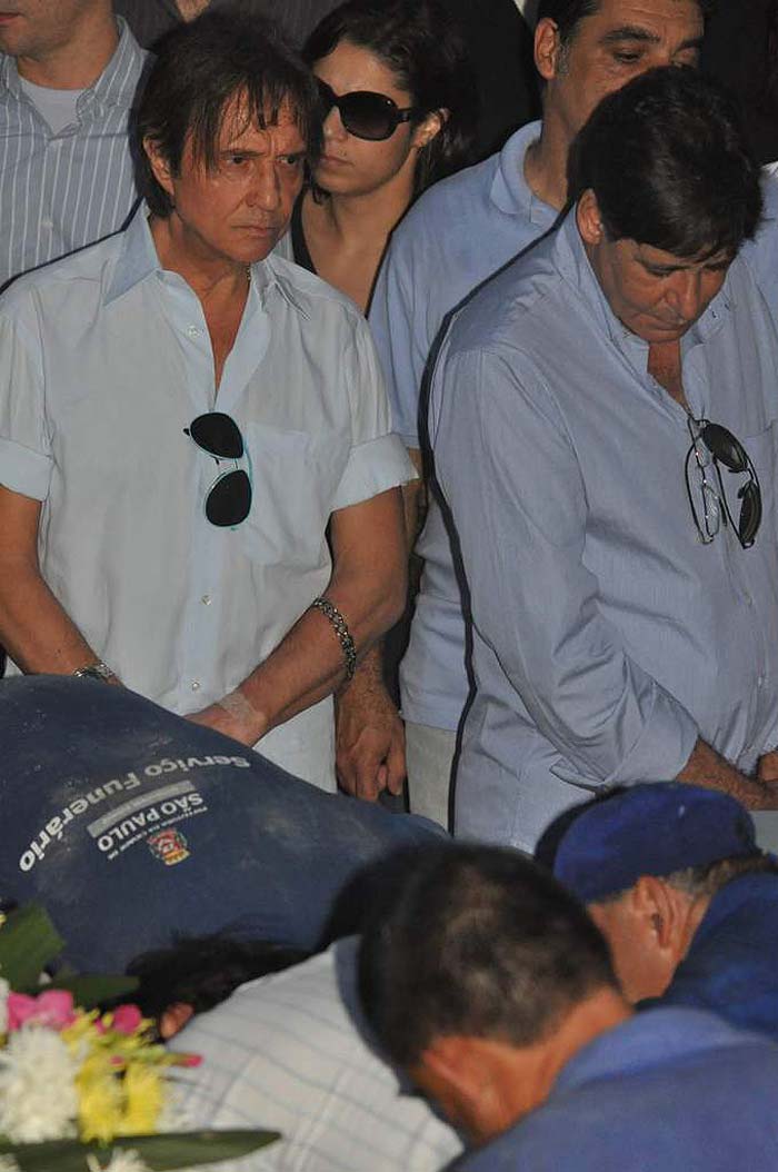 Emocionado Roberto Carlos acompanhou o enterro de sua filha Ana Paula, no cemitério do Araça, em São Paulo
