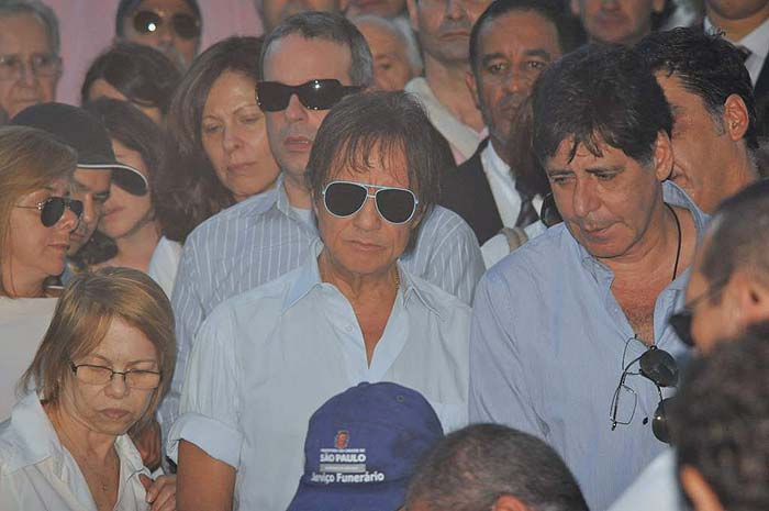 Roberto Carlos no enterro de sua filha Ana Paula. Ao seu lado o músico Paulinho Coelho, marido de Ana Paula