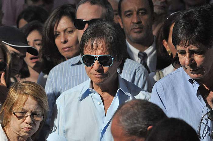 Roberto Carlos no enterro de sua filha Ana Paula. Ao seu lado o músico Paulinho Coelho, marido de Ana Paula