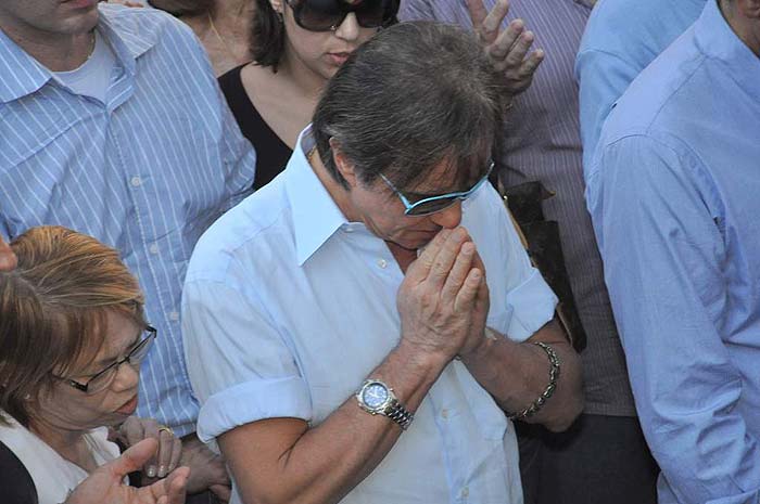 Emocionado Roberto Carlos acompanhou o enterro de sua filha Ana Paula, no cemitério do Araça, em São Paulo