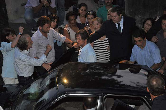 Roberto Carlos deixando o cemitério do Araça, em São Paulo, após enterro do corpo de sua filha Ana Paula