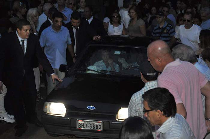 Roberto Carlos deixando o cemitério do Araça, em São Paulo, após enterro do corpo de sua filha Ana Paula. 