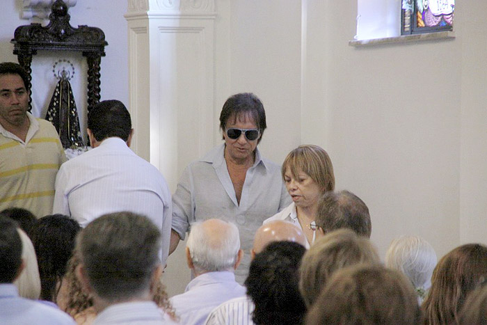 Roberto Carlos dentro do igreja