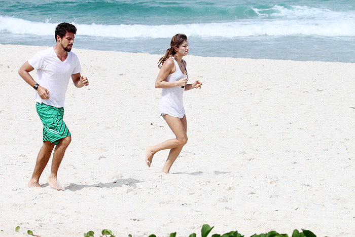 Cauã Reymond e Grazi Massafera correm na praia