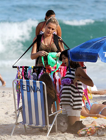 Fiorella Mattheis vende biquínisi na praia de Ipanema 