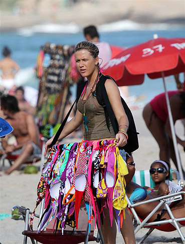 Fiorella Mattheis vende biquínisi na praia de Ipanema 
