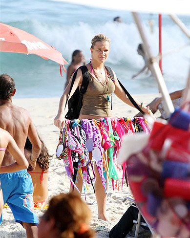 Fiorella Mattheis vende biquínis na praia de Ipanema 