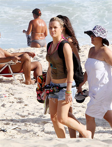 Fiorella Mattheis vende biquínis na praia de Ipanema 