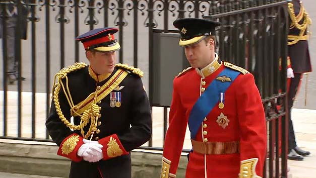 Príncipe William chega acompanhado pelo irmão, Harry