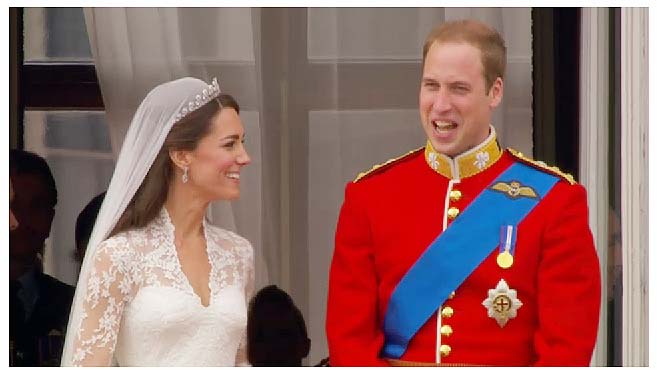 William e Kate saúdam a multidão na sacada do Palácio de Buckingham