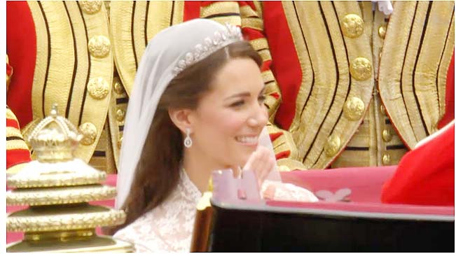 Kate  Middleton na carruagem, rumo ao Palácio de Buckingham