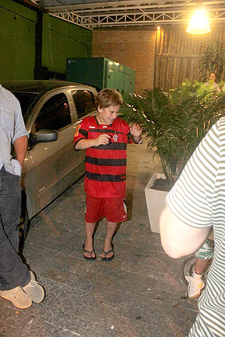 Davi, filho de Carolina Dieckmann e Marcos Frota, festejou o aniversário com a camisa do Flamengo 