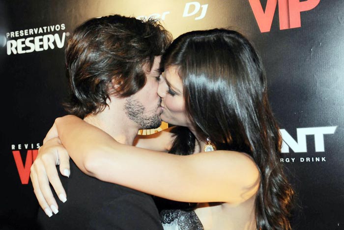 Talula e Rodrigo trocam beijos durante lançamento da revista Vip