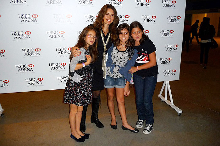 Claudia Abreu levou a filha e as amiguinhas dela ao show