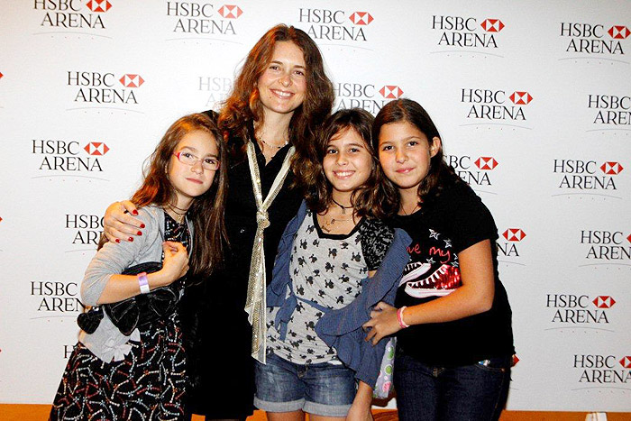 Claudia Abreu posa com as meninas