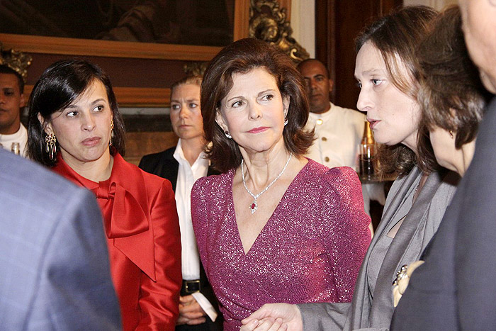 Rainha Silvia (ao centro) organizadora do evento