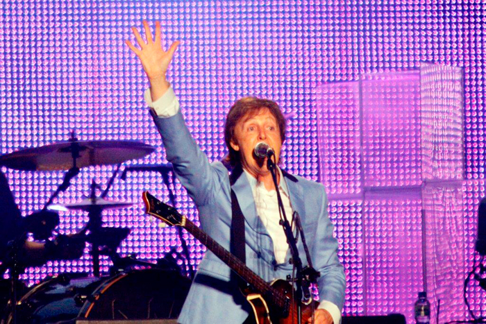 Paul McCartney cumprimenta os fãs em português