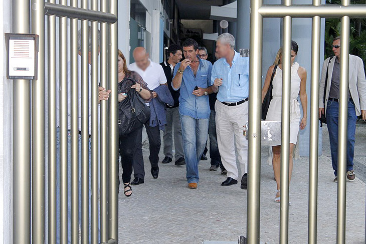 Antonio Banderas sai do restaurante junto com amigos