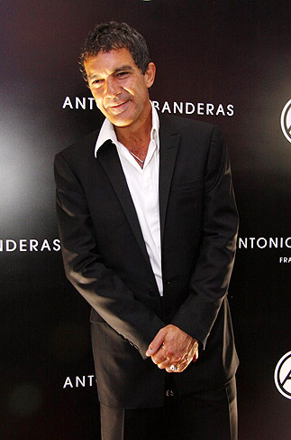 Antonio Banderas posou para fotos durante o lançamento do perfume