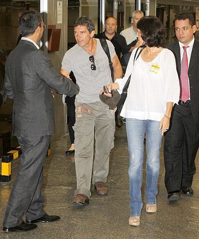 Simpático, Antonio Banderas cumprimentou os fãs no aeroporto