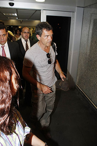 Antonio Banderas deixou o aeroporto cercado por seguranças