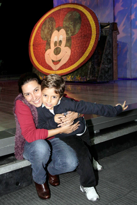 Renata Castro Barbosa levou o filho, João, ao show de patinação
