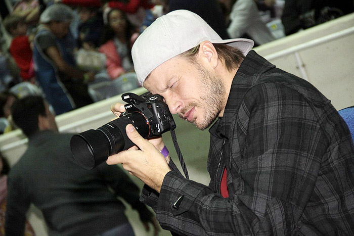 Rodrigo Hilbert ataca de fotógrafo
