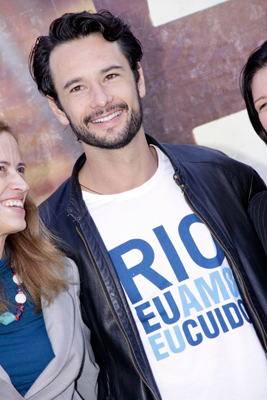 O ator também usava uma camiseta com os dizerem Rio, eu amo, eu cuido