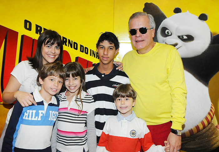 O jornalista Chico Pinheiro posou com crianças
