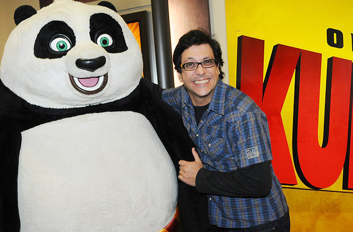 Lúcio Mauro Filho se divertiu com o urso panda