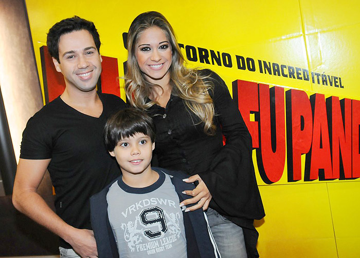 A ex-BBB Maíra Cardi posou com o namorado, Vinícius Vieira e com o filho, Lucas Cardi
