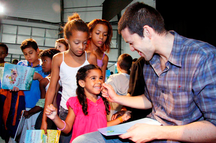 Sérgio Marone autografou livros para as crianças
