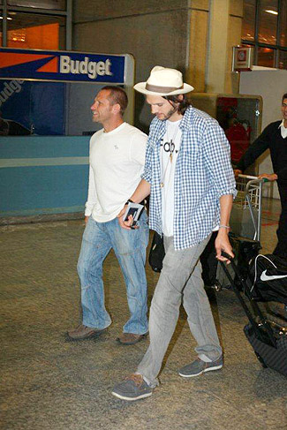 Ashton Kutcher foi fotografado no momento em que desembarcava no aeroporto internacional do Rio