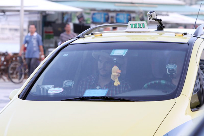 Ashton Kutcher vai de táxi com Luciano Huck