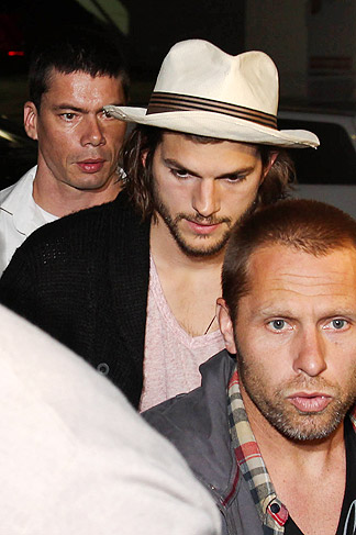 Ashton Kutcher chegou à festa cercado de seguranças