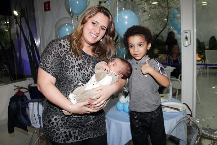Vivian chegou acompanhada do pequeno Robson Júnior e o filho mais novo, Gianluca, que apareceu publicamente pela primeira vez