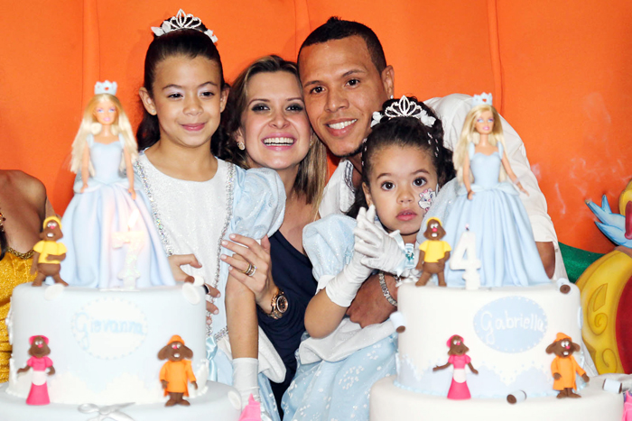 Luís Fabiano e sua esposa posam para foto ao lado das filhas na hora do Parabéns