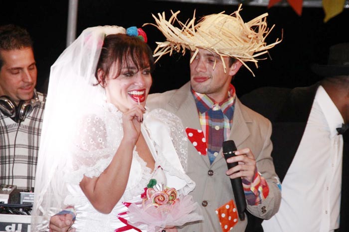 Suzana Pires e Rafael Cardoso se casam em arraiá solidário.Álbum de Fotos!