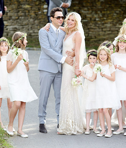 Kate Moss e Jamie Hince se casaram na igreja St. Peter, em Cotswolds, Inglaterra, nesta sexta-feira (1º)