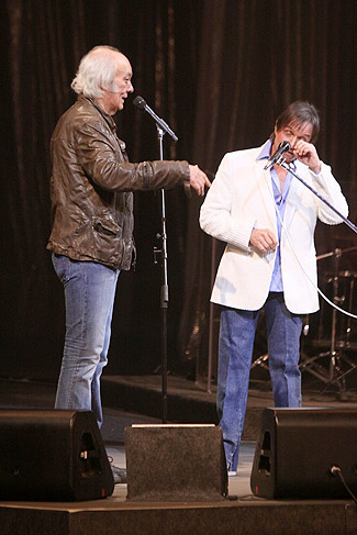 Roberto Carlos não segurou o choro, enquanto cantava com Erasmo Carlos