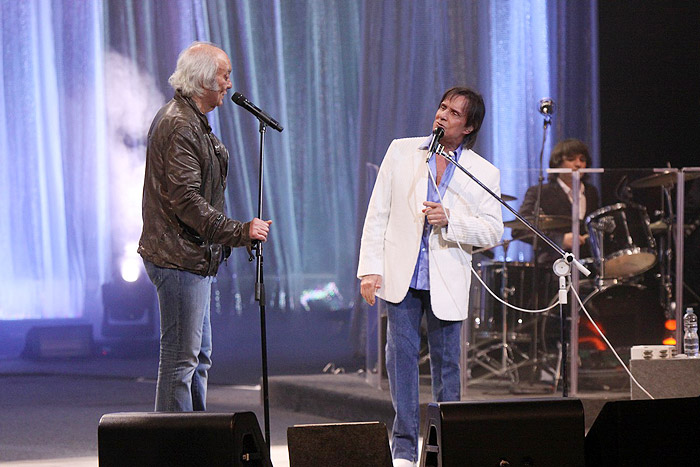 Roberto Carlos e Erasmo Carlos trocam olhares durante uma de suas canções