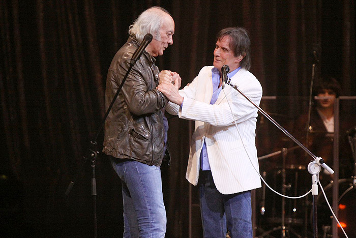 Roberto Carlos cumprimenta o amigo Erasmo Carlos no palco