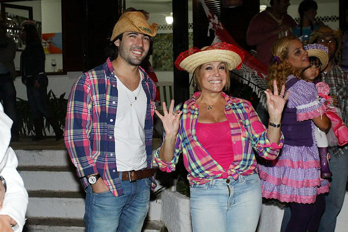 Susana Vieira e Sandro Pedroso estavam animados na festa julina