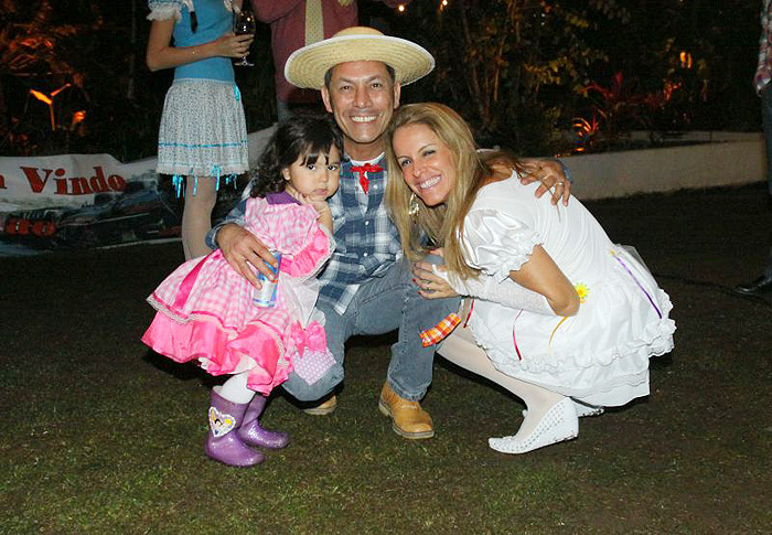 Sylvio Guerra acompanhado da mulher, Daniela Casale e da filha