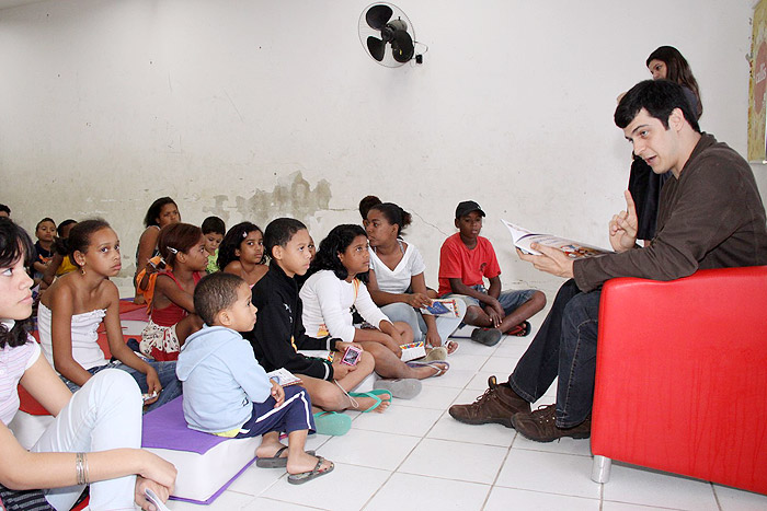Mateus Solano lê historia para crianças de projeto literário no Rio de Janeiro