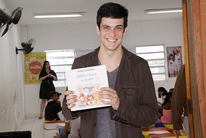 Mateus Solano leu o livro Velhinho entalado na chaminé para as crianças
