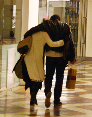 Sem nada a esconder, casal saiu abraçado do shopping. 