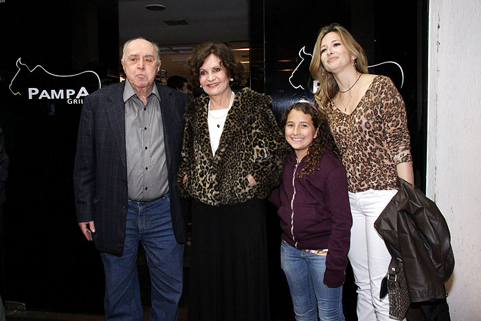 Mauro Mendonça e Rosamaria Murtinho posaram com a família
